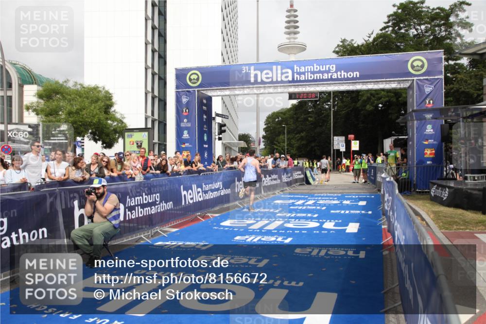 29.06.2025 - hella hamburg halbmarathon Michael Strokosch http://msf.ph/oto/8156672 29.06.2025 10:20:11 Ziel 11829 meine-sportfotos.de