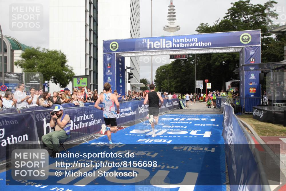 29.06.2025 - hella hamburg halbmarathon Michael Strokosch http://msf.ph/oto/8156698 29.06.2025 10:20:19 Ziel 54, 12678, 14302, 16245 meine-sportfotos.de