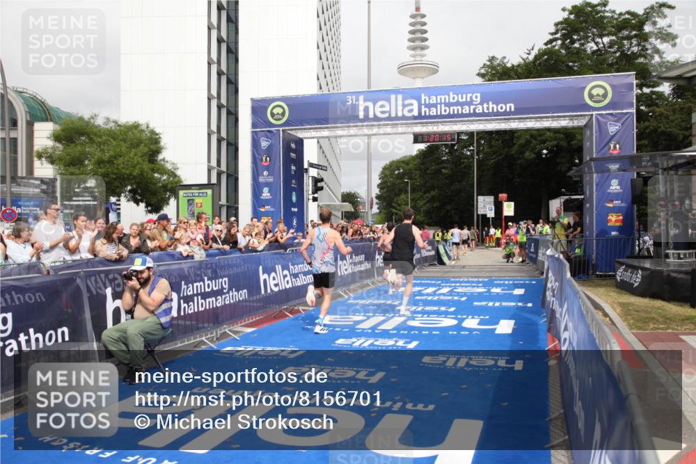 29.06.2025 - hella hamburg halbmarathon Michael Strokosch http://msf.ph/oto/8156701 29.06.2025 10:20:19 Ziel 54, 12678, 14302, 16245 meine-sportfotos.de
