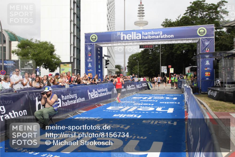 29.06.2025 - hella hamburg halbmarathon Michael Strokosch http://msf.ph/oto/8156734 29.06.2025 10:20:24 Ziel 12373, 16245 meine-sportfotos.de