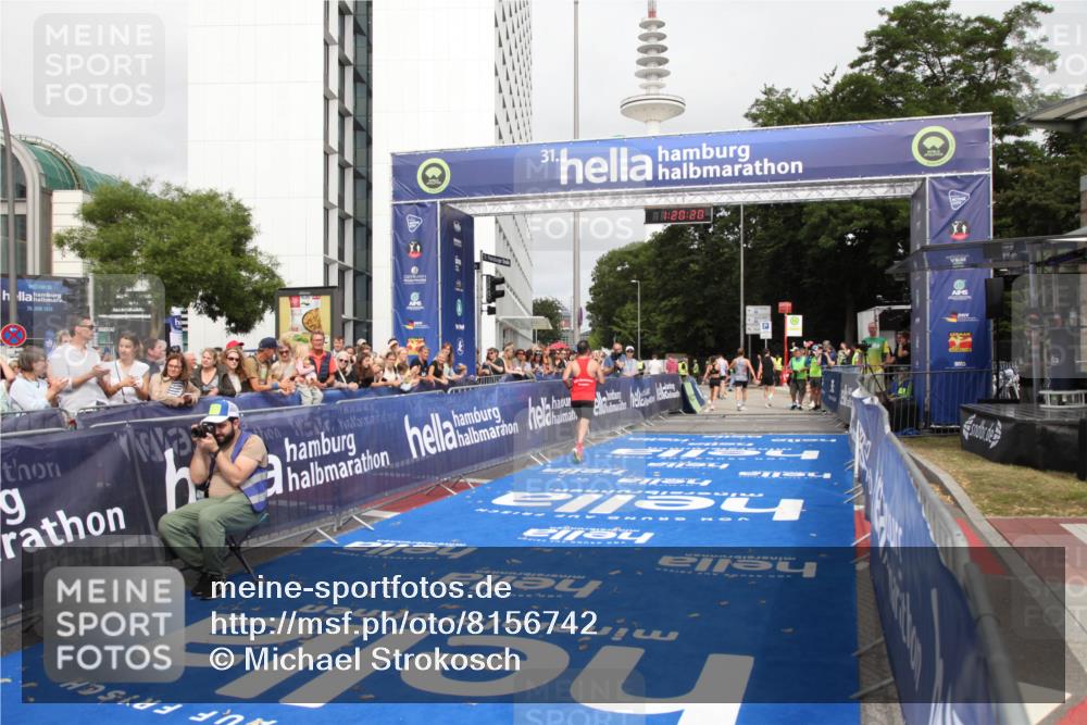 29.06.2025 - hella hamburg halbmarathon Michael Strokosch http://msf.ph/oto/8156742 29.06.2025 10:20:24 Ziel 12373, 16245 meine-sportfotos.de