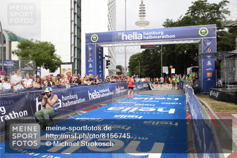29.06.2025 - hella hamburg halbmarathon Michael Strokosch http://msf.ph/oto/8156745 29.06.2025 10:20:24 Ziel 12373, 16245 meine-sportfotos.de