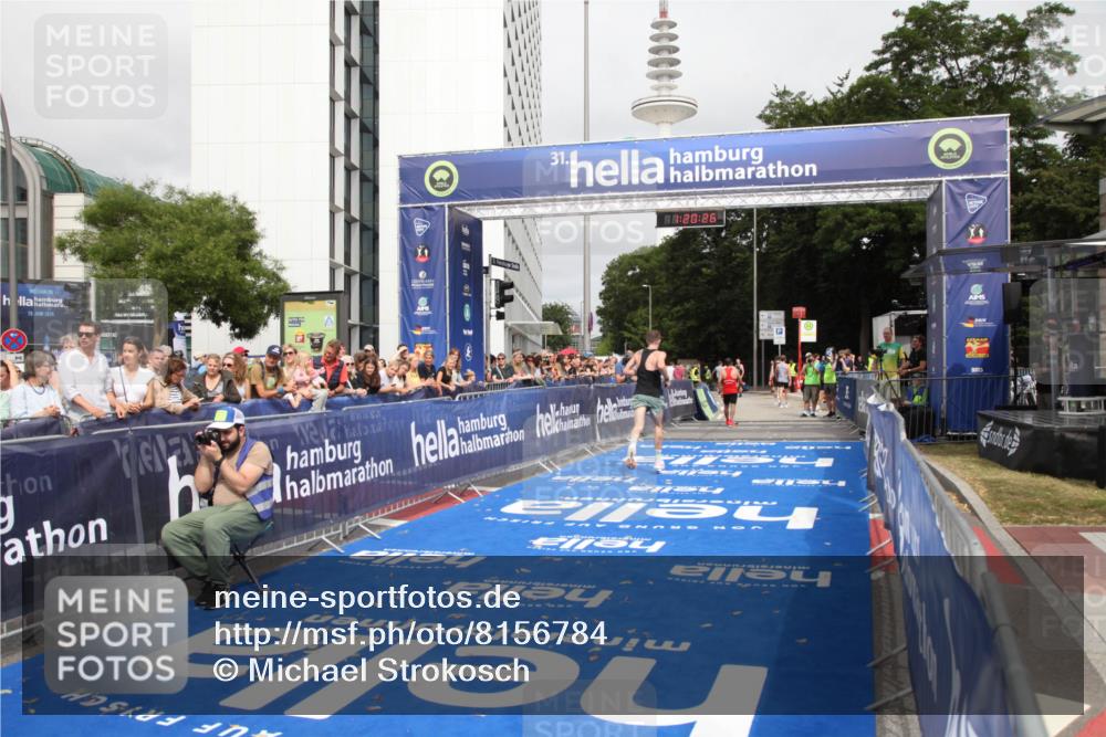 29.06.2025 - hella hamburg halbmarathon Michael Strokosch http://msf.ph/oto/8156784 29.06.2025 10:20:30 Ziel 12373 meine-sportfotos.de