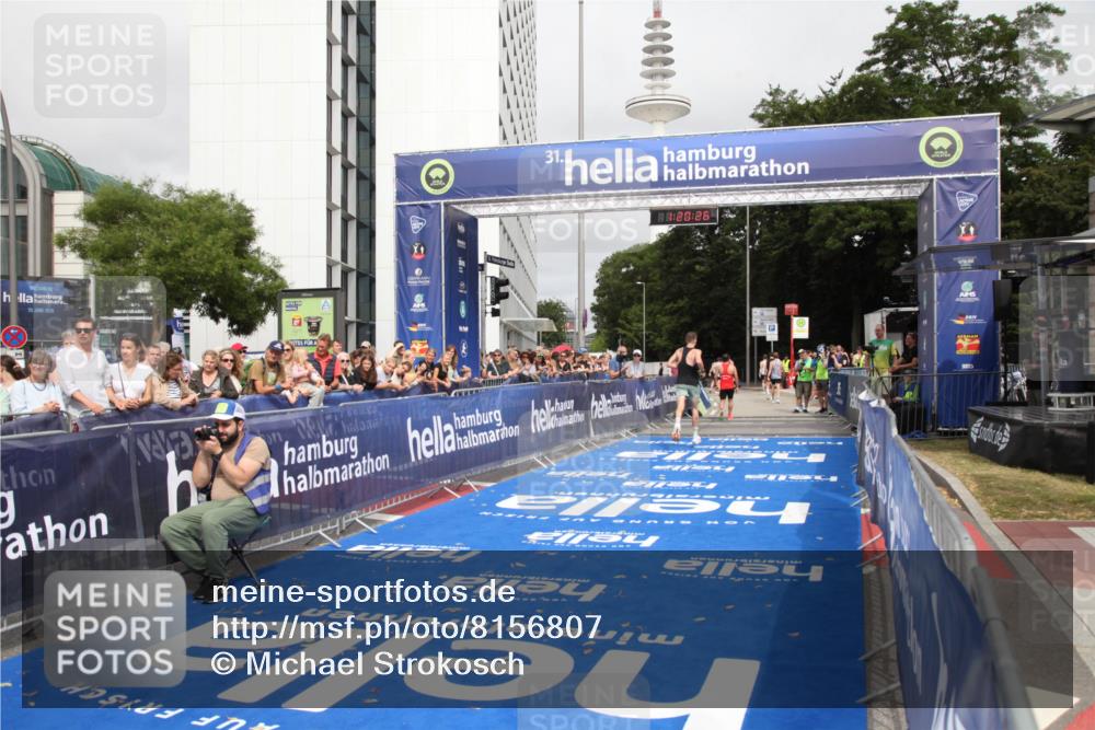 29.06.2025 - hella hamburg halbmarathon Michael Strokosch http://msf.ph/oto/8156807 29.06.2025 10:20:30 Ziel 12373 meine-sportfotos.de
