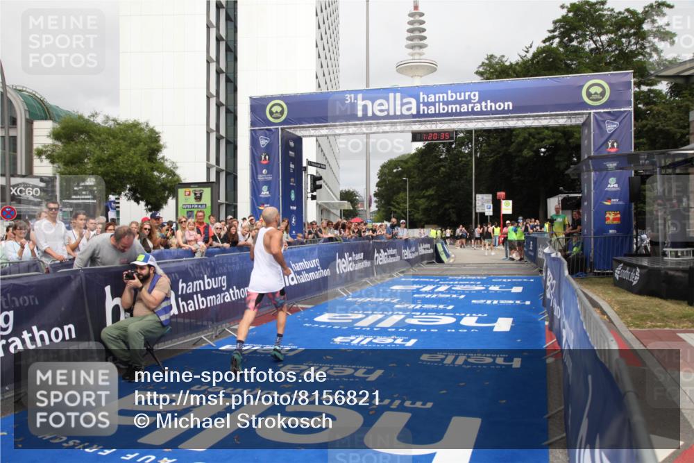 29.06.2025 - hella hamburg halbmarathon Michael Strokosch http://msf.ph/oto/8156821 29.06.2025 10:20:39 Ziel 15526 meine-sportfotos.de