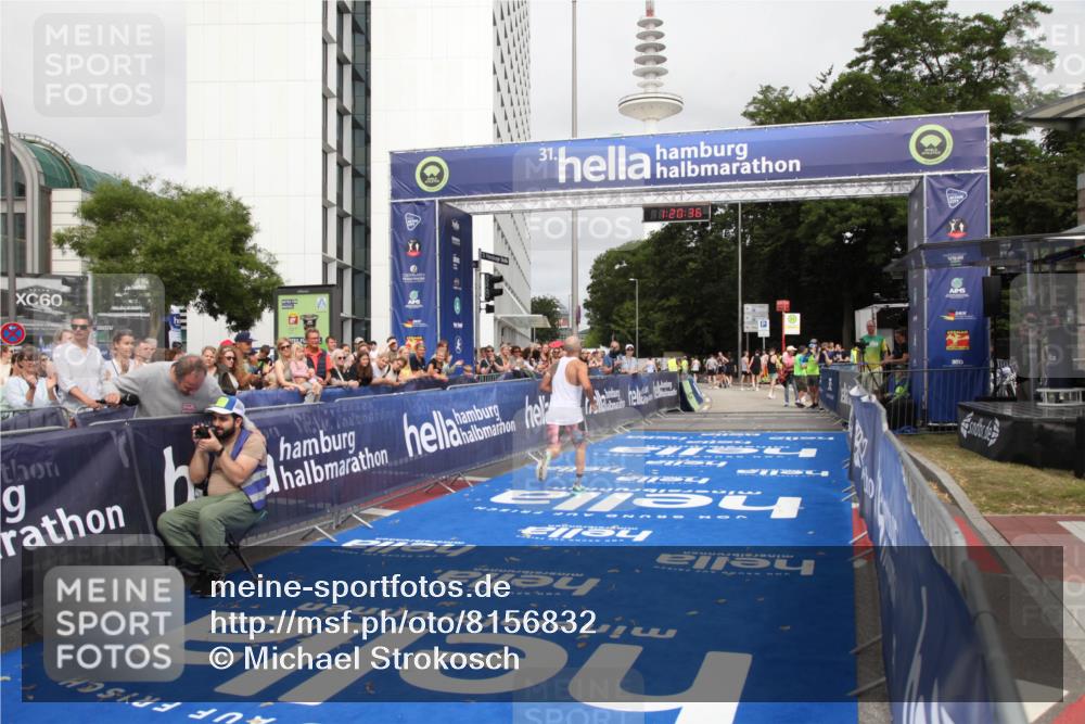 29.06.2025 - hella hamburg halbmarathon Michael Strokosch http://msf.ph/oto/8156832 29.06.2025 10:20:40 Ziel 15526 meine-sportfotos.de