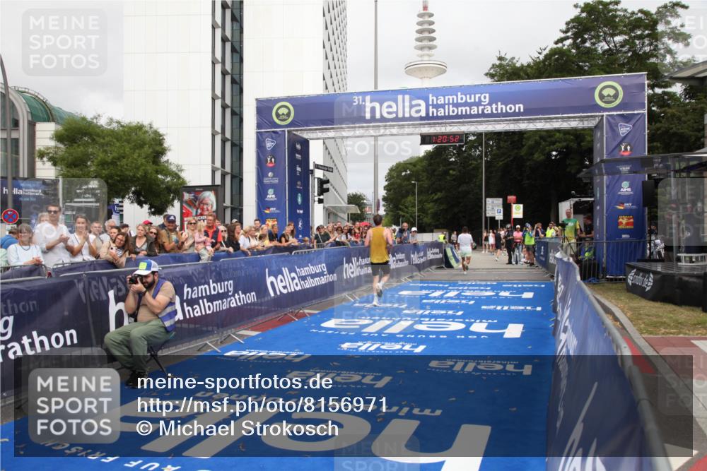 29.06.2025 - hella hamburg halbmarathon Michael Strokosch http://msf.ph/oto/8156971 29.06.2025 10:20:56 Ziel 11210, 14766, 16988, 17402 meine-sportfotos.de