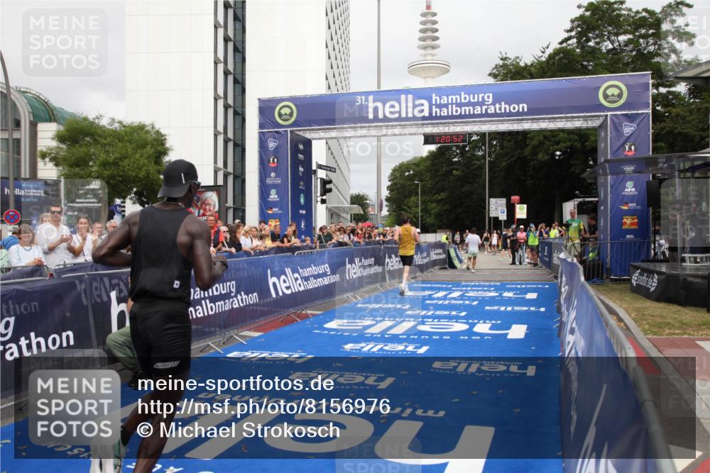 29.06.2025 - hella hamburg halbmarathon Michael Strokosch http://msf.ph/oto/8156976 29.06.2025 10:20:56 Ziel 11210, 14766, 16988, 17402 meine-sportfotos.de