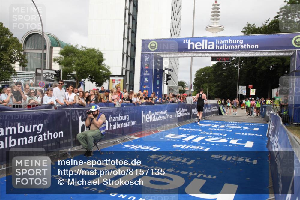 29.06.2025 - hella hamburg halbmarathon Michael Strokosch http://msf.ph/oto/8157135 29.06.2025 10:21:08 Ziel 6530, 14717, 16120 meine-sportfotos.de