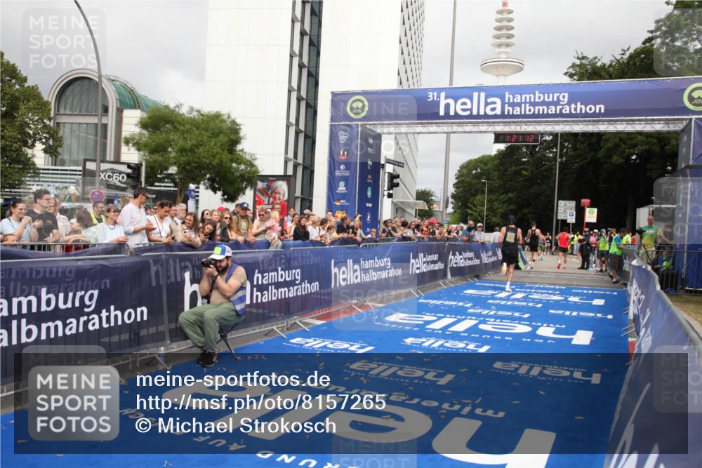 29.06.2025 - hella hamburg halbmarathon Michael Strokosch http://msf.ph/oto/8157265 29.06.2025 10:21:16 Ziel 14717 meine-sportfotos.de