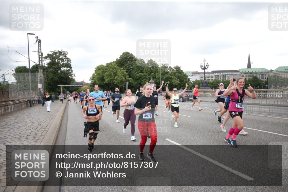 29.06.2025 - hella hamburg halbmarathon Jannik Wohlers http://msf.ph/oto/8157307 29.06.2025 10:54:09 Lombardsbrücke 1949, 2084, 2244, 2532, 2586, 3761, 3795, 3857, 4720, 4971, 5185, 5216, 5933, 5993, 6023, 6279, 7986, 8801, 8803, 9130, 10471, 11033, 11567, 11569, 12930, 13035, 13257, 13272, 13693, 13733, 13826, 14409, 15029, 15174, 15627, 15628, 15674, 15687, 15731, 16019, 16522, 16683, 17394, 19111 meine-sportfotos.de