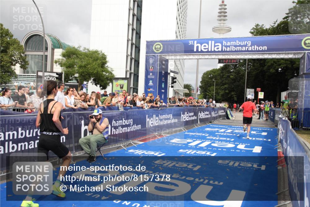 29.06.2025 - hella hamburg halbmarathon Michael Strokosch http://msf.ph/oto/8157378 29.06.2025 10:21:38 Ziel 9442, 11965, 17856 meine-sportfotos.de