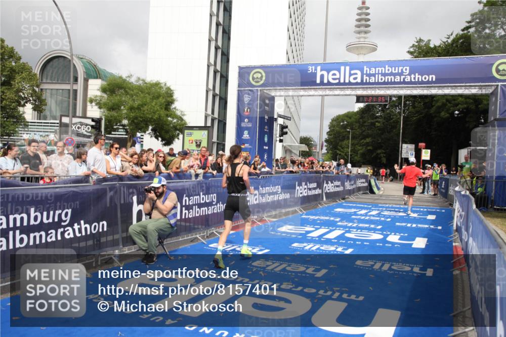 29.06.2025 - hella hamburg halbmarathon Michael Strokosch http://msf.ph/oto/8157401 29.06.2025 10:21:39 Ziel 6559, 9442, 11965, 17856 meine-sportfotos.de