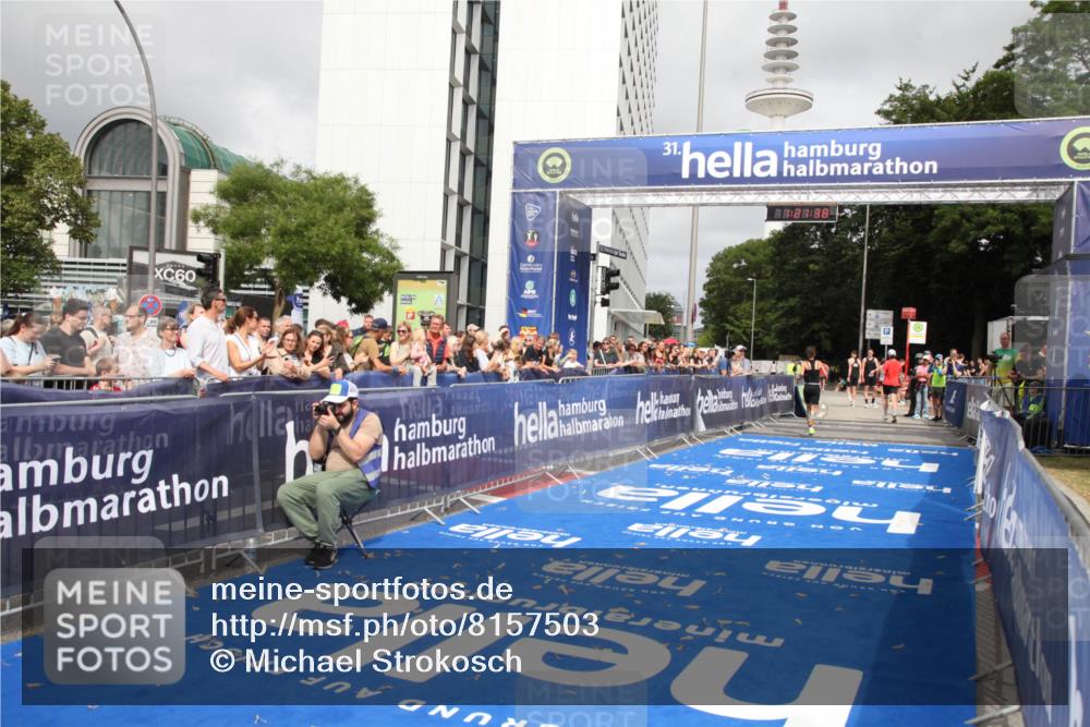 29.06.2025 - hella hamburg halbmarathon Michael Strokosch http://msf.ph/oto/8157503 29.06.2025 10:21:42 Ziel 6559, 9442, 11965 meine-sportfotos.de