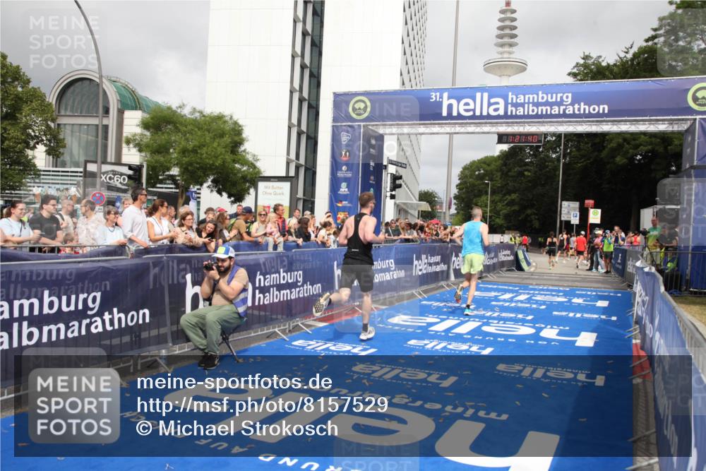 29.06.2025 - hella hamburg halbmarathon Michael Strokosch http://msf.ph/oto/8157529 29.06.2025 10:21:44 Ziel 6559, 11965 meine-sportfotos.de
