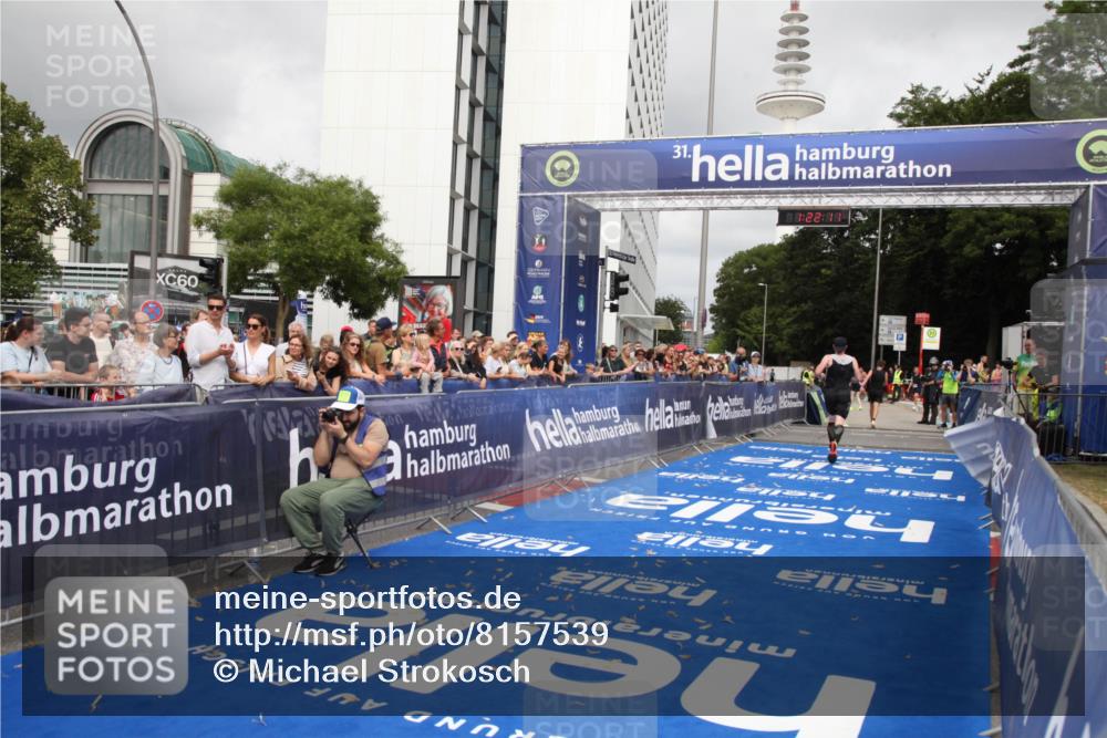 29.06.2025 - hella hamburg halbmarathon Michael Strokosch http://msf.ph/oto/8157539 29.06.2025 10:22:15 Ziel 10650, 18693 meine-sportfotos.de