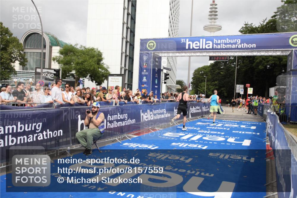 29.06.2025 - hella hamburg halbmarathon Michael Strokosch http://msf.ph/oto/8157559 29.06.2025 10:21:45 Ziel 6559, 11965 meine-sportfotos.de