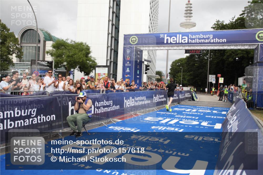 29.06.2025 - hella hamburg halbmarathon Michael Strokosch http://msf.ph/oto/8157618 29.06.2025 10:22:06 Ziel 13751, 16068, 17886 meine-sportfotos.de