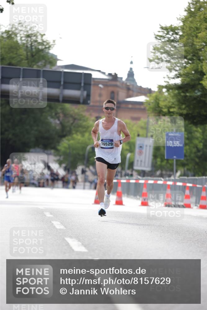 29.06.2025 - hella hamburg halbmarathon Jannik Wohlers http://msf.ph/oto/8157629 29.06.2025 09:38:35 Lombardsbrücke 16529 meine-sportfotos.de
