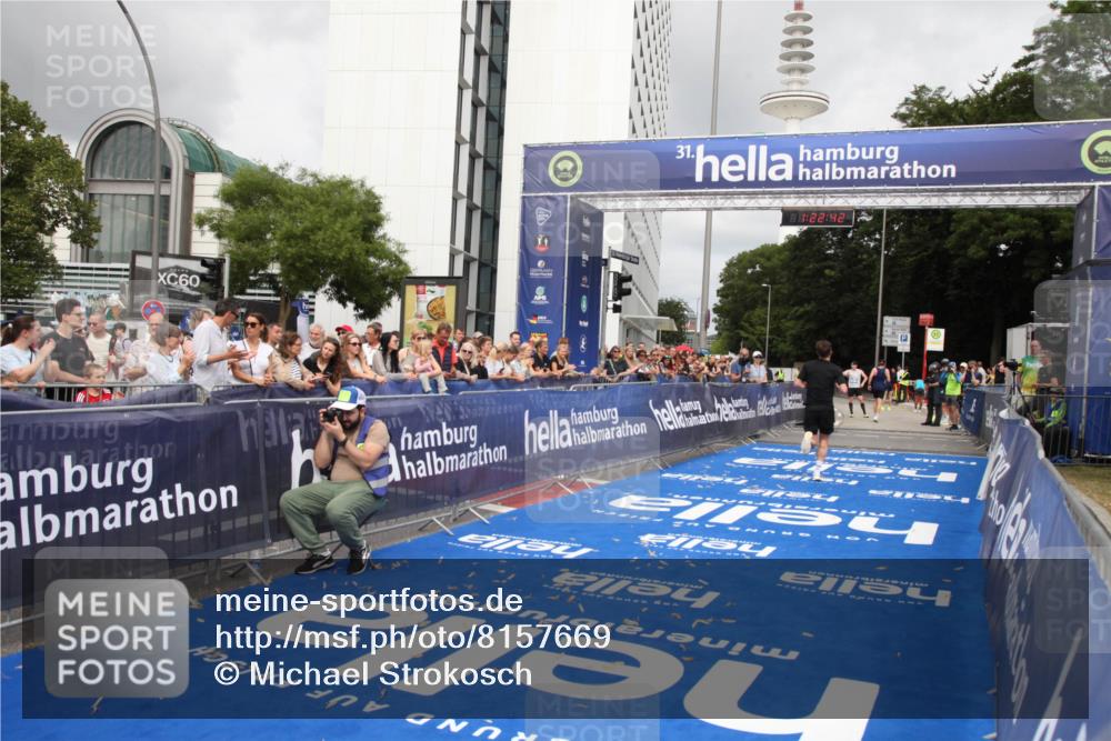 29.06.2025 - hella hamburg halbmarathon Michael Strokosch http://msf.ph/oto/8157669 29.06.2025 10:22:45 Ziel 2618, 18897 meine-sportfotos.de