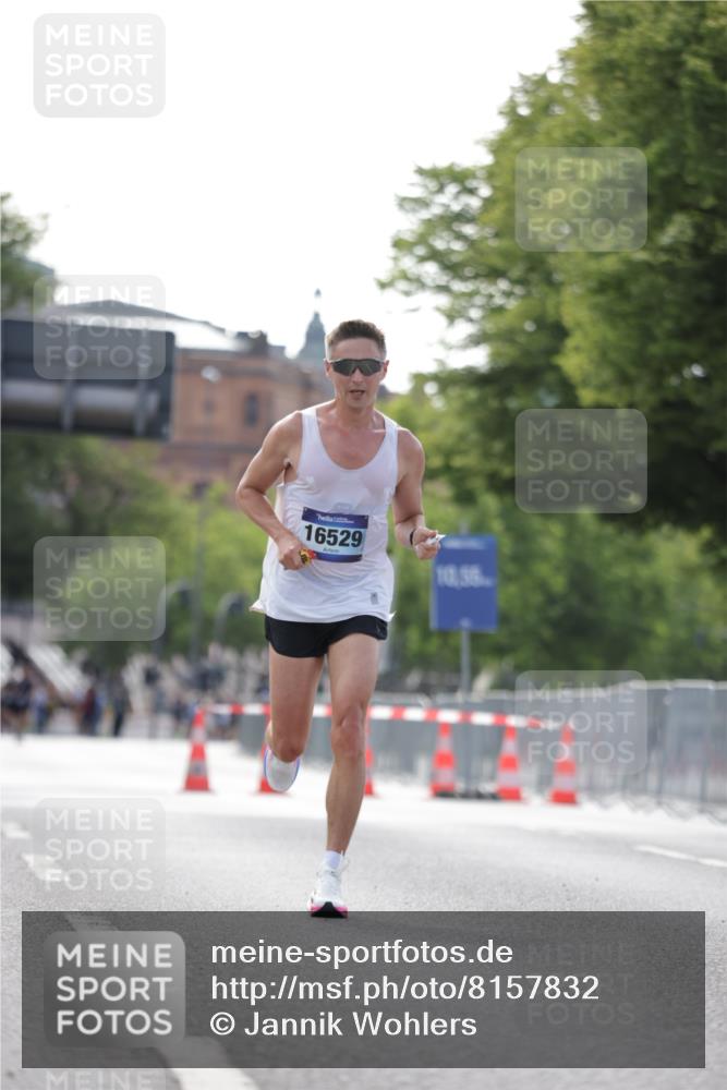 29.06.2025 - hella hamburg halbmarathon Jannik Wohlers http://msf.ph/oto/8157832 29.06.2025 09:38:36 Lombardsbrücke 16529 meine-sportfotos.de