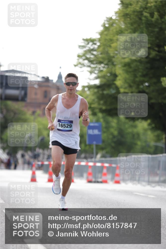 29.06.2025 - hella hamburg halbmarathon Jannik Wohlers http://msf.ph/oto/8157847 29.06.2025 09:38:36 Lombardsbrücke 16529 meine-sportfotos.de
