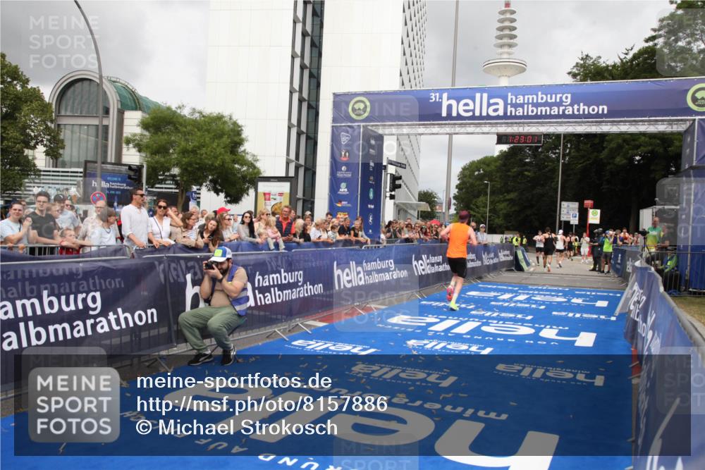 29.06.2025 - hella hamburg halbmarathon Michael Strokosch http://msf.ph/oto/8157886 29.06.2025 10:23:05 Ziel 4128, 7862, 18328 meine-sportfotos.de