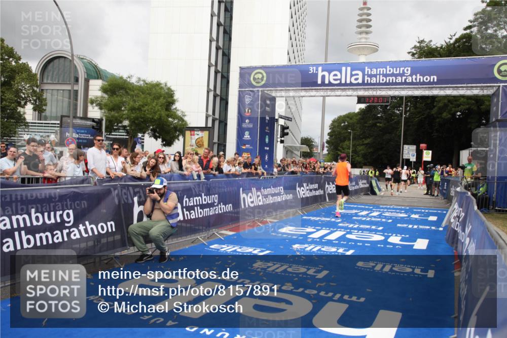 29.06.2025 - hella hamburg halbmarathon Michael Strokosch http://msf.ph/oto/8157891 29.06.2025 10:23:05 Ziel 4128, 7862, 18328 meine-sportfotos.de