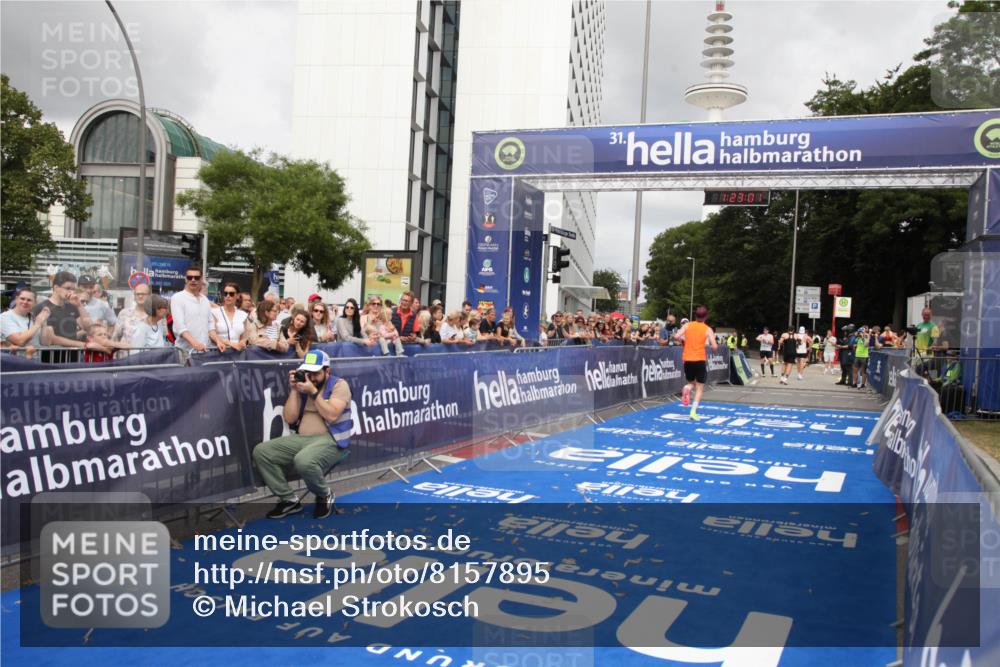 29.06.2025 - hella hamburg halbmarathon Michael Strokosch http://msf.ph/oto/8157895 29.06.2025 10:23:05 Ziel 4128, 7862, 18328 meine-sportfotos.de
