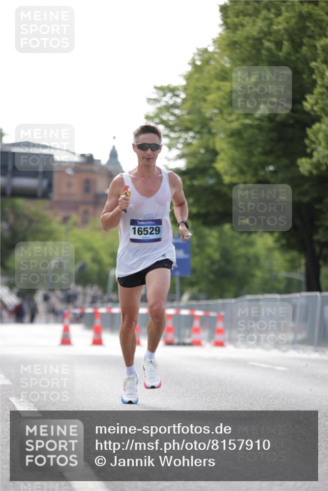 29.06.2025 - hella hamburg halbmarathon Jannik Wohlers http://msf.ph/oto/8157910 29.06.2025 09:38:37 Lombardsbrücke 16529 meine-sportfotos.de