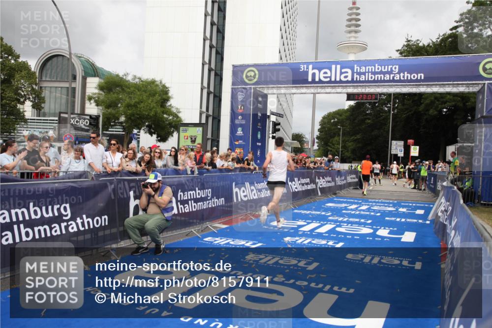 29.06.2025 - hella hamburg halbmarathon Michael Strokosch http://msf.ph/oto/8157911 29.06.2025 10:23:07 Ziel 4128, 7862, 18328 meine-sportfotos.de