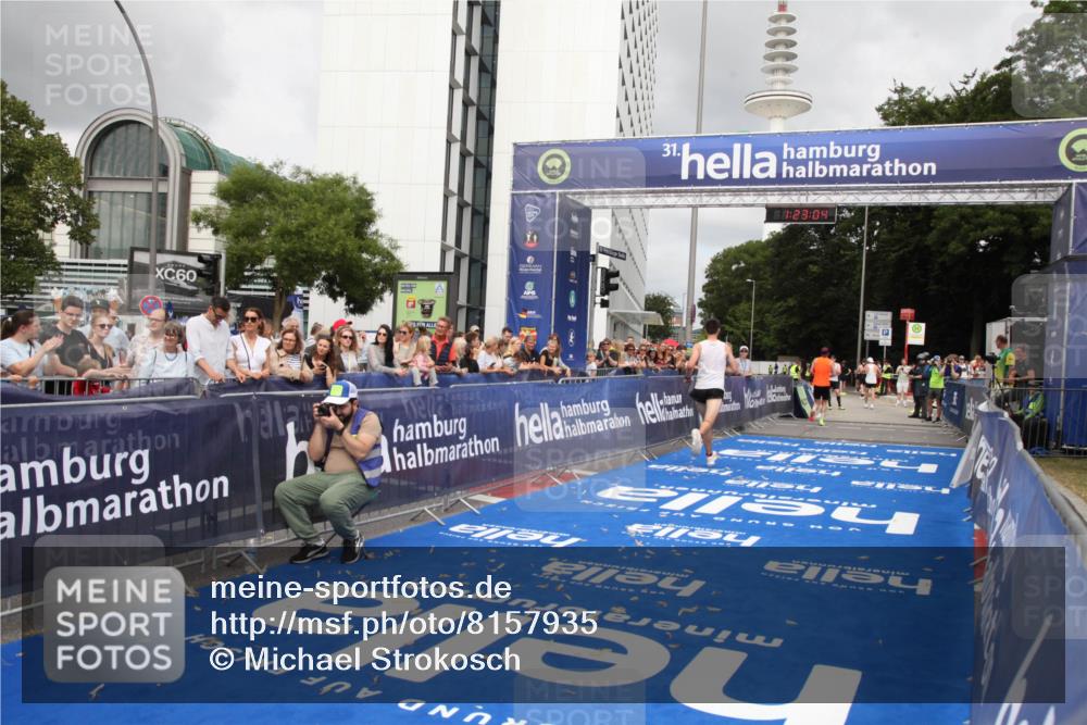 29.06.2025 - hella hamburg halbmarathon Michael Strokosch http://msf.ph/oto/8157935 29.06.2025 10:23:07 Ziel 4128, 7862, 18328 meine-sportfotos.de