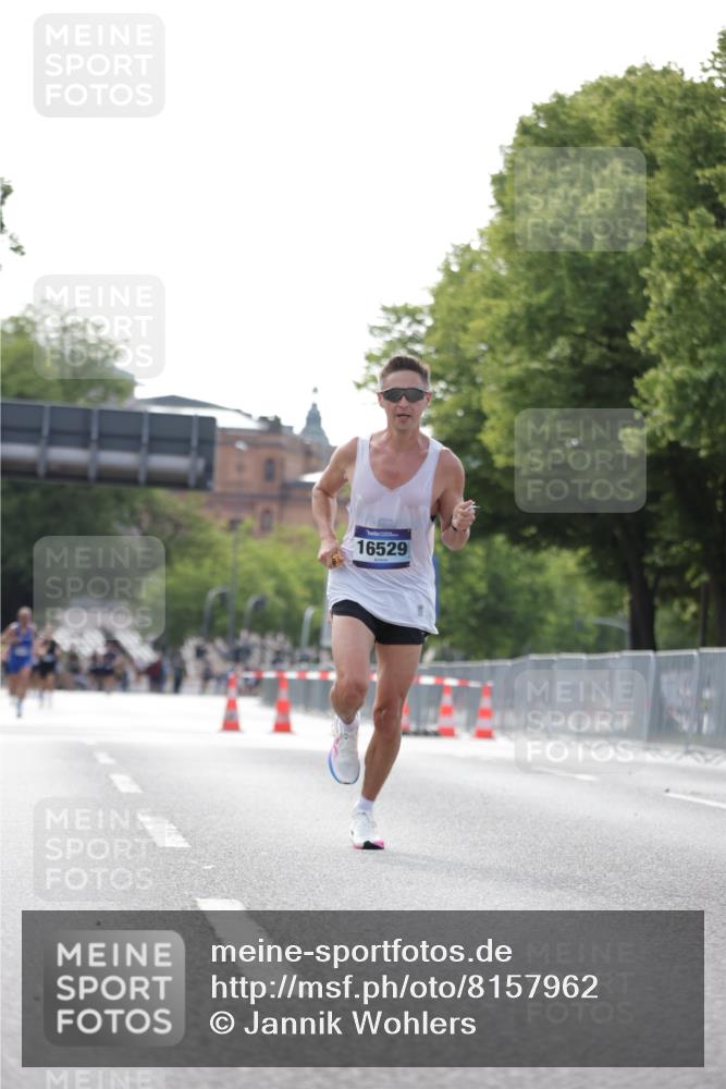 29.06.2025 - hella hamburg halbmarathon Jannik Wohlers http://msf.ph/oto/8157962 29.06.2025 09:38:37 Lombardsbrücke 16529 meine-sportfotos.de