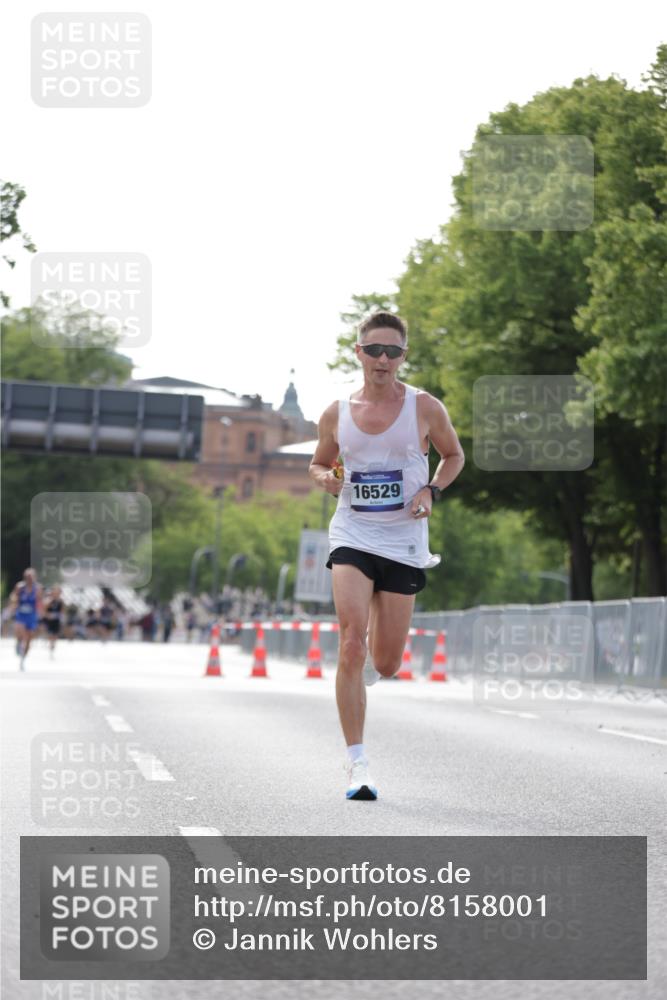 29.06.2025 - hella hamburg halbmarathon Jannik Wohlers http://msf.ph/oto/8158001 29.06.2025 09:38:37 Lombardsbrücke 16529 meine-sportfotos.de