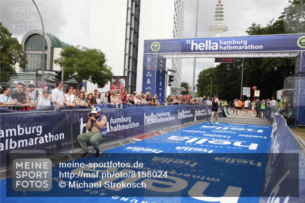 29.06.2025 - hella hamburg halbmarathon Michael Strokosch http://msf.ph/oto/8158024 29.06.2025 10:23:12 Ziel 7862, 18930 meine-sportfotos.de