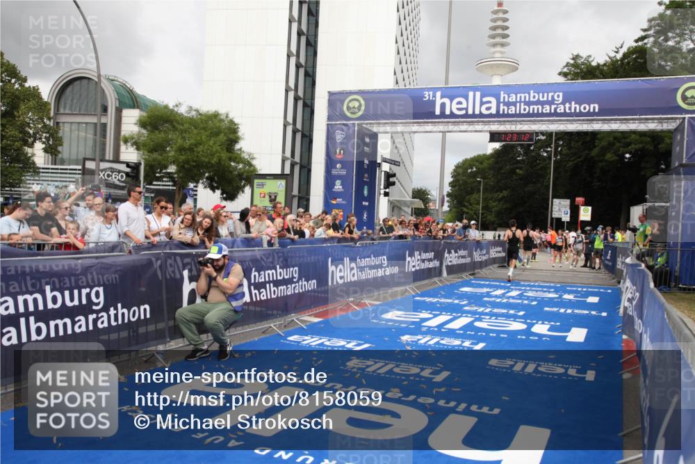 29.06.2025 - hella hamburg halbmarathon Michael Strokosch http://msf.ph/oto/8158059 29.06.2025 10:23:16 Ziel 18930 meine-sportfotos.de