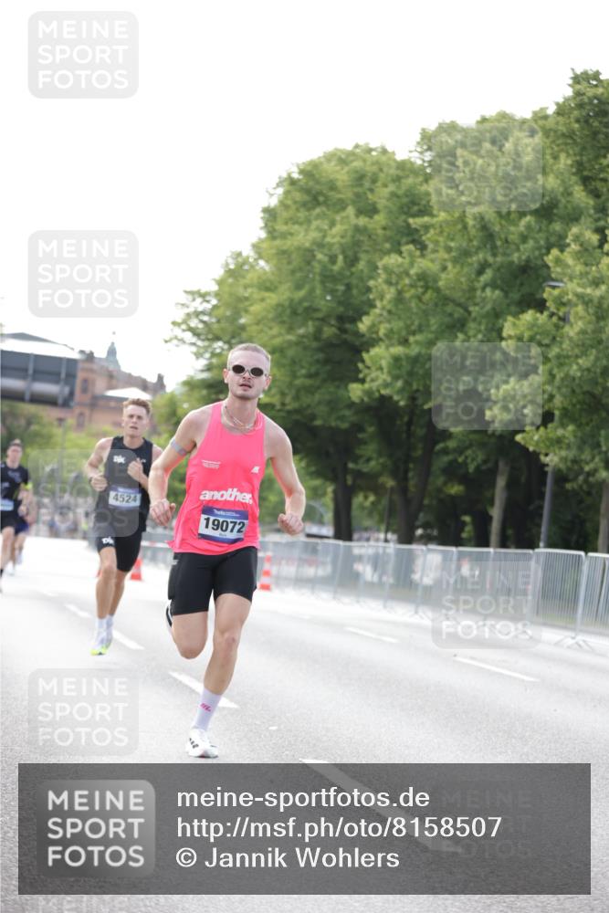 29.06.2025 - hella hamburg halbmarathon Jannik Wohlers http://msf.ph/oto/8158507 29.06.2025 09:38:51 Lombardsbrücke 4524, 14188, 16529, 19072 meine-sportfotos.de