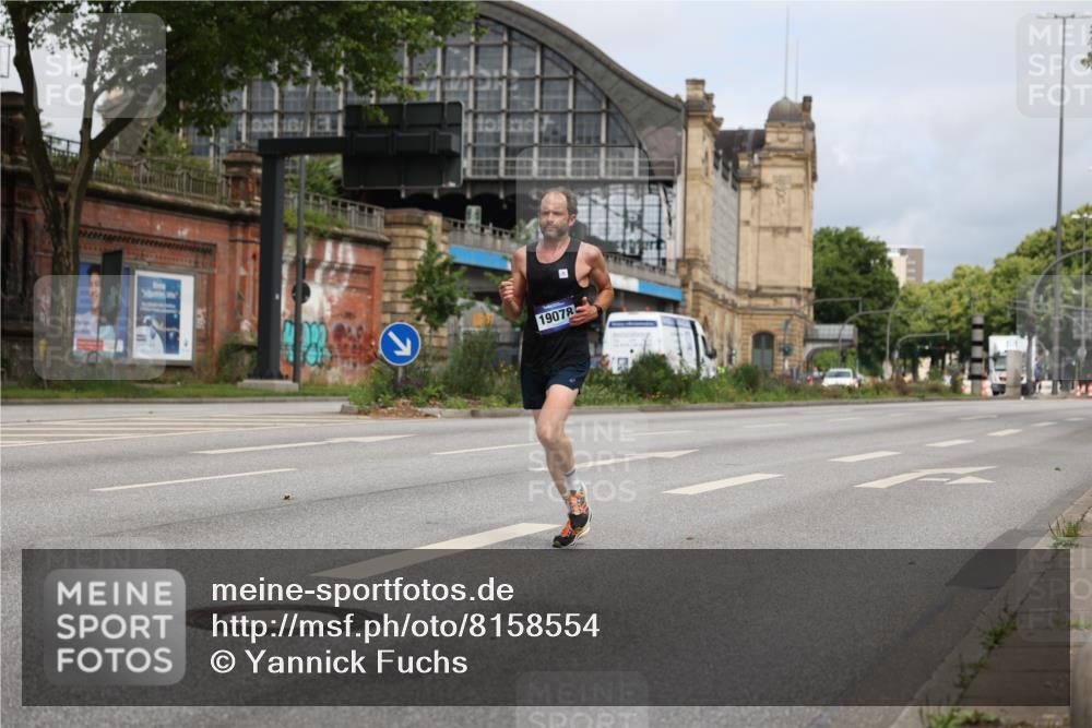 29.06.2025 - hella hamburg halbmarathon Yannick Fuchs http://msf.ph/oto/8158554 29.06.2025 10:19:10 20KM 5301, 6699, 6816, 7963, 9385, 9447, 10234, 10780, 11194, 12360, 13440, 19078 meine-sportfotos.de
