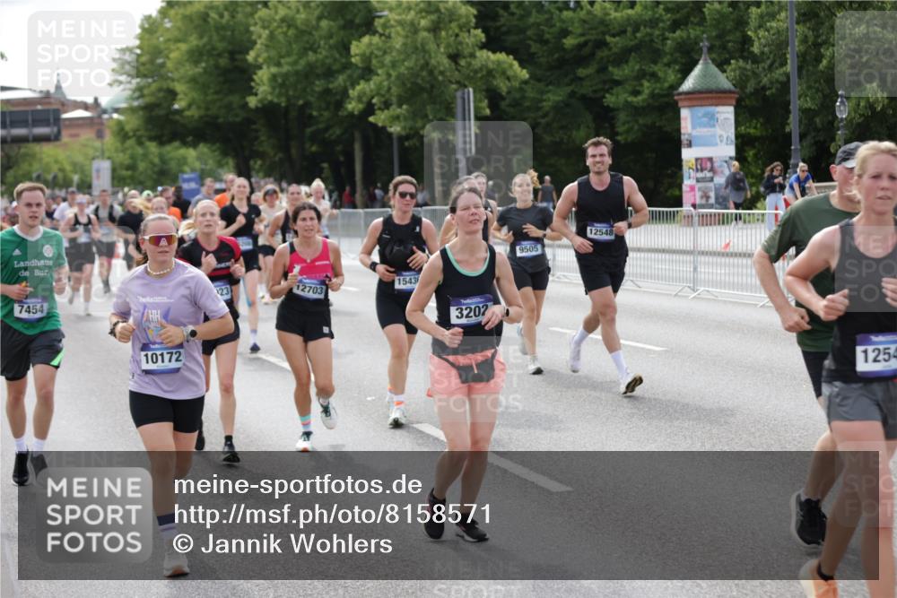 29.06.2025 - hella hamburg halbmarathon Jannik Wohlers http://msf.ph/oto/8158571 29.06.2025 10:18:09 Lombardsbrücke 1234, 1820, 2703, 3202, 3529, 4123, 4383, 4802, 5049, 5909, 5910, 6332, 6533, 7160, 7214, 7454, 8341, 8665, 9222, 9276, 9505, 9586, 9658, 9748, 10172, 10502, 10659, 10687, 10856, 11020, 12541, 12548, 12552, 12703, 12847, 13193, 13341, 13370, 13933, 14023, 14247, 14332, 14627, 14760, 14770, 14967, 15138, 15208, 15393, 15436, 15749, 16209, 16451, 16828, 16833, 17048, 17283, 18246, 18697, 18807, 18825 meine-sportfotos.de