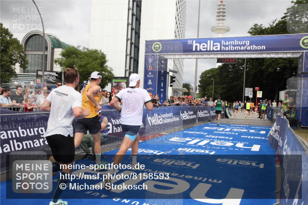 29.06.2025 - hella hamburg halbmarathon Michael Strokosch http://msf.ph/oto/8158593 29.06.2025 10:24:13 Ziel 7331, 9269, 10234, 17614, 18569, 19041 meine-sportfotos.de