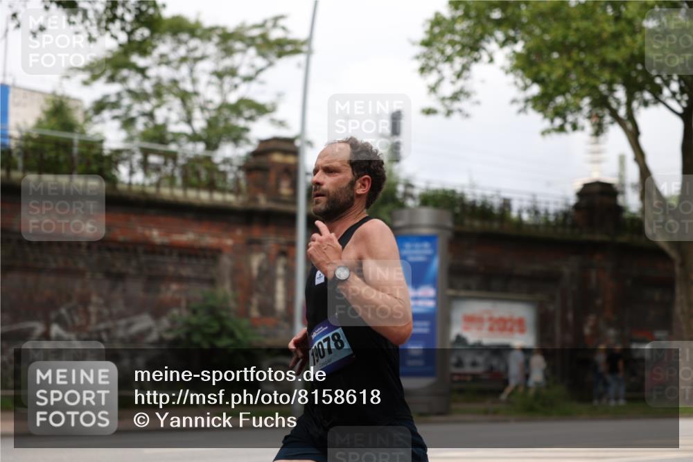 29.06.2025 - hella hamburg halbmarathon Yannick Fuchs http://msf.ph/oto/8158618 29.06.2025 10:19:12 20KM 5301, 6699, 6816, 7963, 9385, 10234, 10780, 11194, 12360, 13440, 14753, 18569, 19078 meine-sportfotos.de