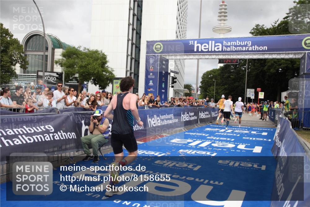 29.06.2025 - hella hamburg halbmarathon Michael Strokosch http://msf.ph/oto/8158655 29.06.2025 10:24:15 Ziel 6816, 7331, 9269, 10234, 17614, 18569, 19041 meine-sportfotos.de