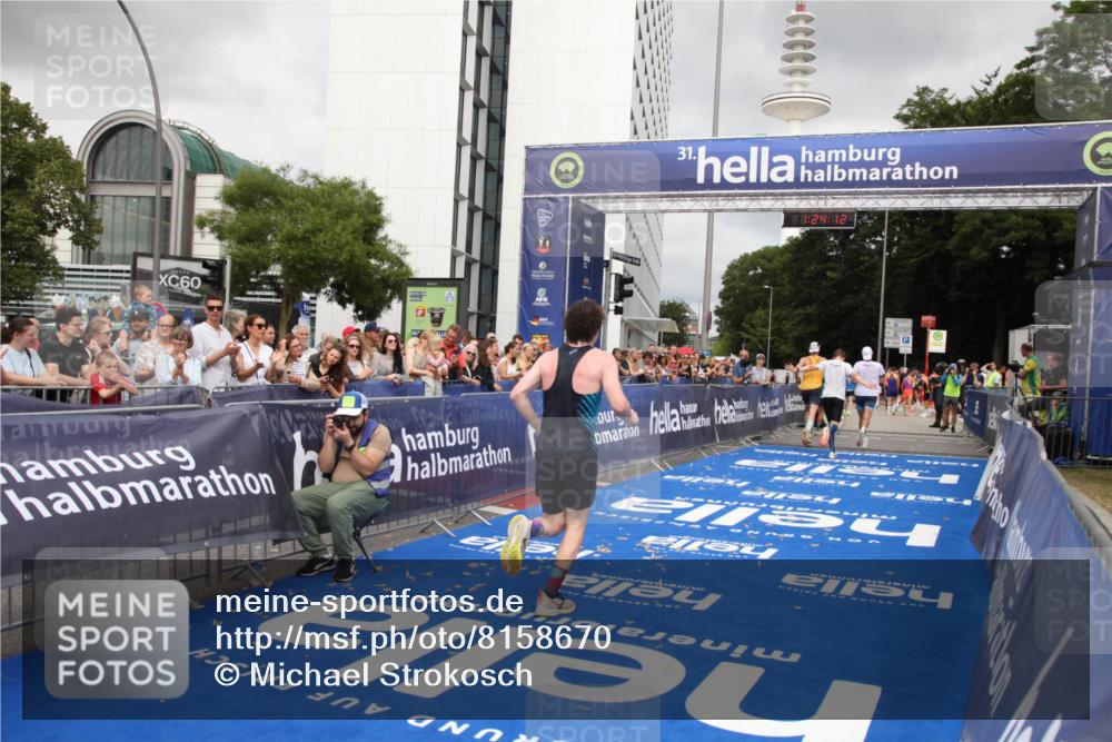 29.06.2025 - hella hamburg halbmarathon Michael Strokosch http://msf.ph/oto/8158670 29.06.2025 10:24:16 Ziel 5612, 6816, 7331, 9269, 17614, 18569, 19041 meine-sportfotos.de