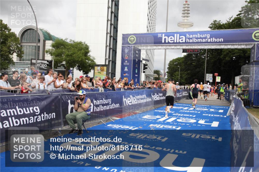 29.06.2025 - hella hamburg halbmarathon Michael Strokosch http://msf.ph/oto/8158716 29.06.2025 10:24:18 Ziel 5612, 6816, 7331, 18569 meine-sportfotos.de