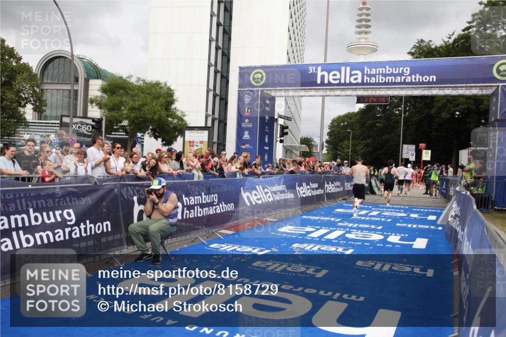 29.06.2025 - hella hamburg halbmarathon Michael Strokosch http://msf.ph/oto/8158729 29.06.2025 10:24:19 Ziel 5612, 6816, 7331, 18569 meine-sportfotos.de