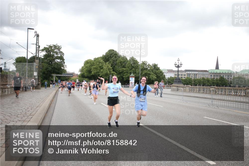29.06.2025 - hella hamburg halbmarathon Jannik Wohlers http://msf.ph/oto/8158842 29.06.2025 10:54:36 Lombardsbrücke 2452, 2566, 3002, 3274, 4191, 4192, 5392, 5500, 5727, 6395, 6396, 6839, 6944, 7238, 8186, 9596, 10109, 10686, 11226, 11737, 11788, 11908, 12147, 12148, 12240, 13283, 13548, 13944, 13945, 13979, 13980, 14515, 14651, 14752, 16057, 16432, 16433, 16637, 16664, 16665, 17090, 18372 meine-sportfotos.de