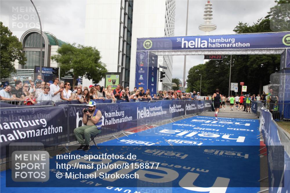 29.06.2025 - hella hamburg halbmarathon Michael Strokosch http://msf.ph/oto/8158877 29.06.2025 10:24:27 Ziel 18695 meine-sportfotos.de