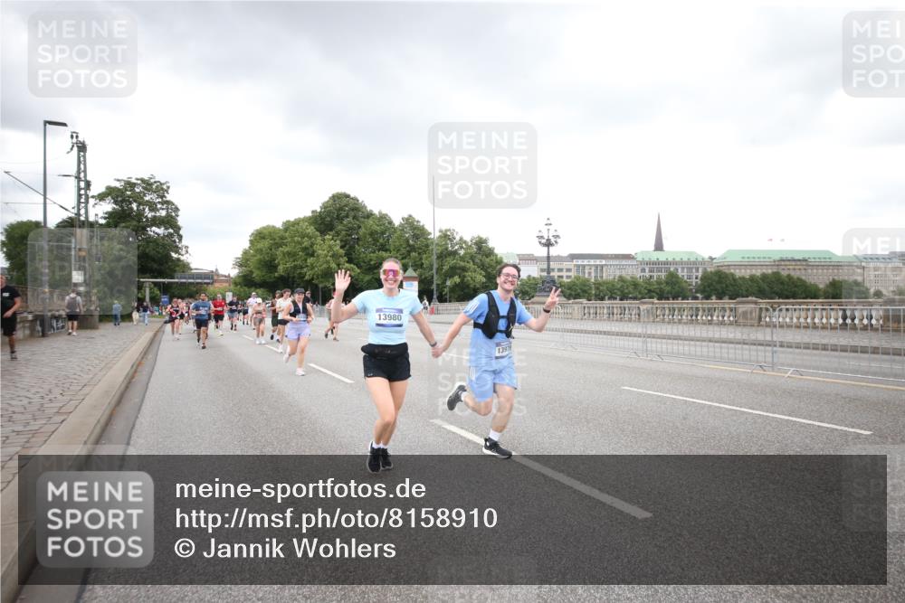 29.06.2025 - hella hamburg halbmarathon Jannik Wohlers http://msf.ph/oto/8158910 29.06.2025 10:54:36 Lombardsbrücke 2452, 2566, 3002, 3274, 4191, 4192, 5392, 5500, 5727, 6395, 6396, 6839, 6944, 7238, 8186, 9596, 10109, 10686, 11226, 11737, 11788, 11908, 12147, 12148, 12240, 13283, 13548, 13944, 13945, 13979, 13980, 14515, 14651, 14752, 16057, 16432, 16433, 16637, 16664, 16665, 17090, 18372 meine-sportfotos.de