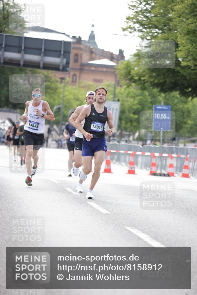 29.06.2025 - hella hamburg halbmarathon Jannik Wohlers http://msf.ph/oto/8158912 29.06.2025 09:38:57 Lombardsbrücke 4524, 13016, 14188, 16548, 18694, 19072 meine-sportfotos.de