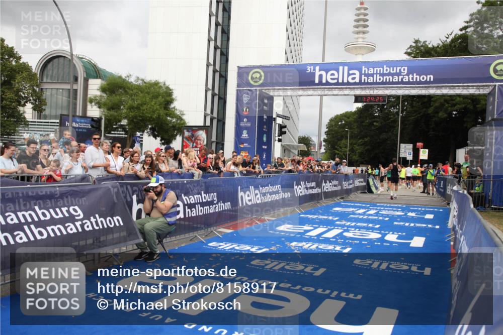29.06.2025 - hella hamburg halbmarathon Michael Strokosch http://msf.ph/oto/8158917 29.06.2025 10:24:29 Ziel 18695 meine-sportfotos.de